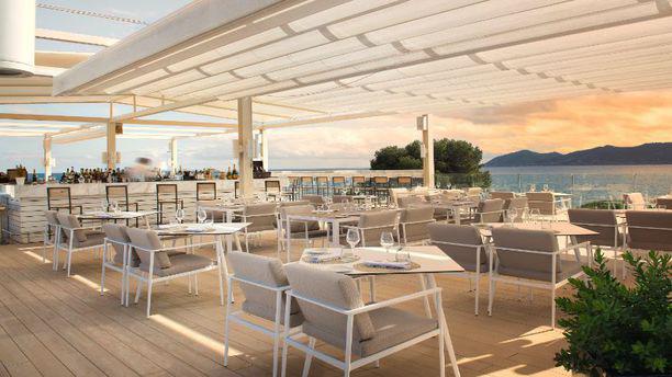 Radio Me Ibiza Rooftop Bar en Santa Eularia Des Riu