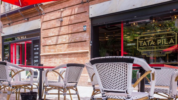 Araña de tela en embudo cuerno Aplicable Tata Pila - Mediterráneo Restaurante de entrega a domicilio en - Sevilla